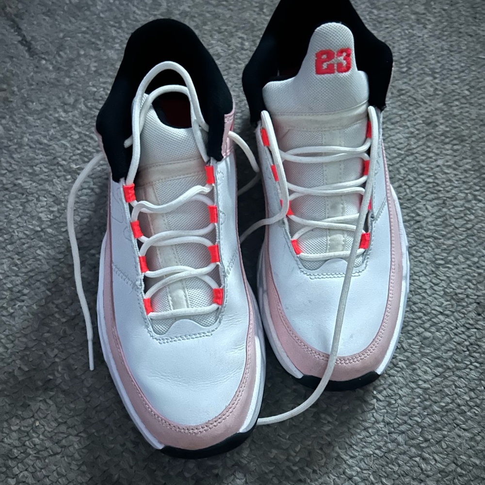 Jordan Max Aura 3- white and pink